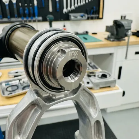 FOX Valve: Metric Bleed Slot 4 - präzises Metric-Bleed-Ventil für FOX-Federelemente
