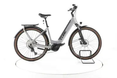 Cube Touring Hybrid Pro Trekking E-Bike Tiefeinsteiger