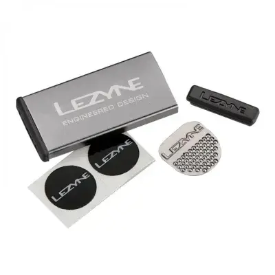Lezyne Reparaturset METAL Kit Alu 6 Schlauchflicken 1 Anrauher seitliche Öffnung hellgrau